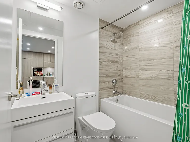 39 Roehampton Ave #807 — Photo 7