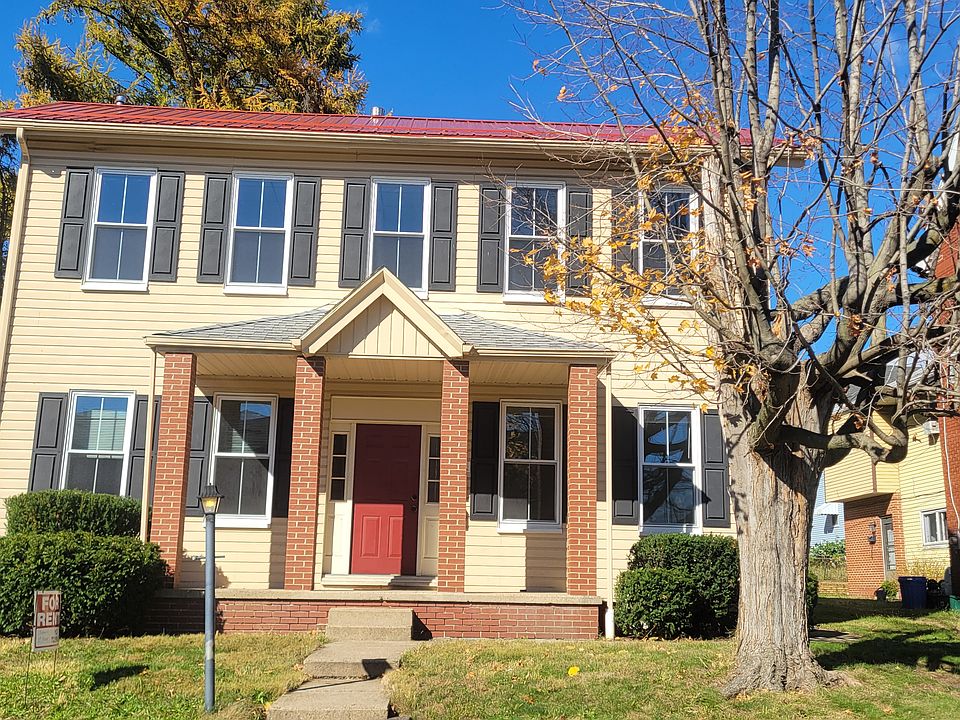 Cheerful yellow farmhouse!