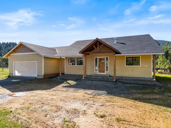 587 E Forks Cir, Cave Junction, OR 97523