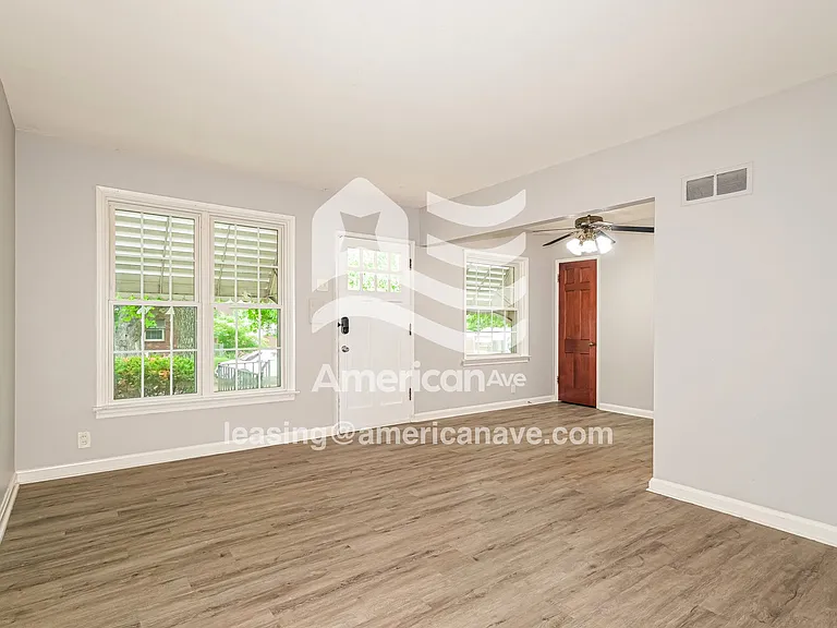 1011625_005_living_room_5.jpg