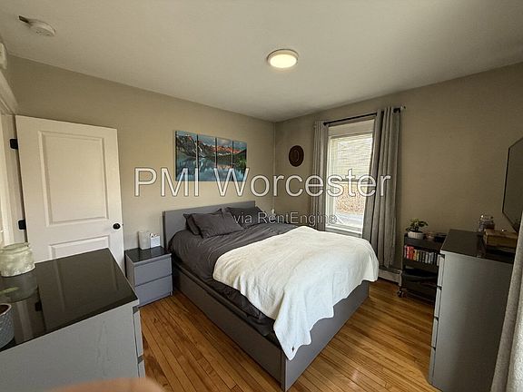 3rd image of 29 Loxwood St APT 1R