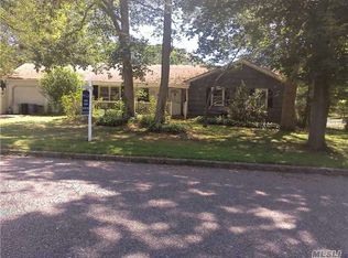 27 Whitewood Dr, Rocky Point, NY 11778