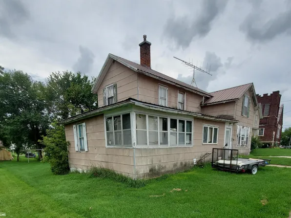 16 W South Side Rd, Earlville, IA 52041