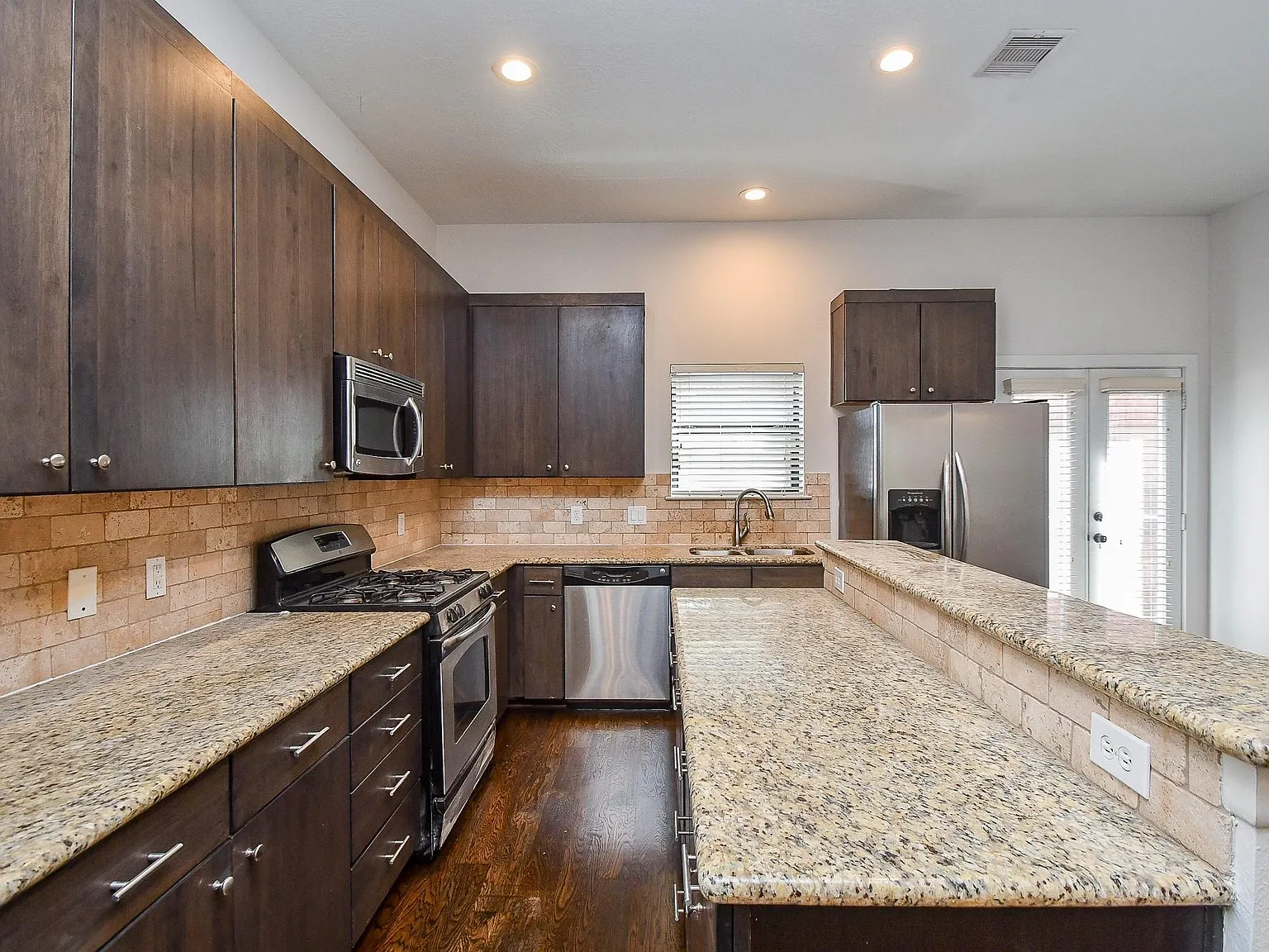 2 bed, 2.5 bath, 1624 sqft, $1,900 — Photo 4