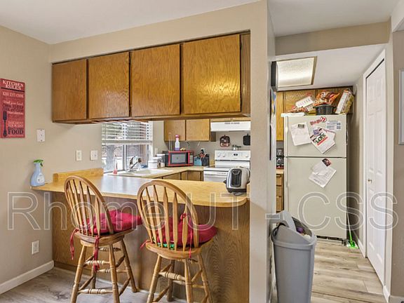 3rd image of 1254 W Thames Ct