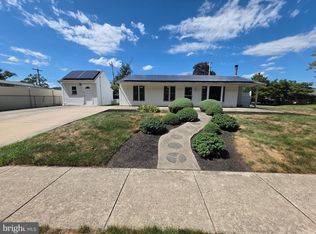 1 Mistletoe Ln, Levittown, PA 19054