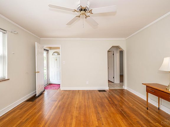 4th image of 210 Marion Ave