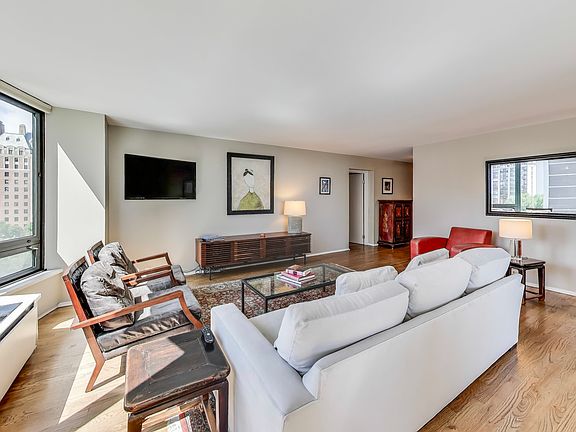 5th image of 1555 N Astor St APT 11SE