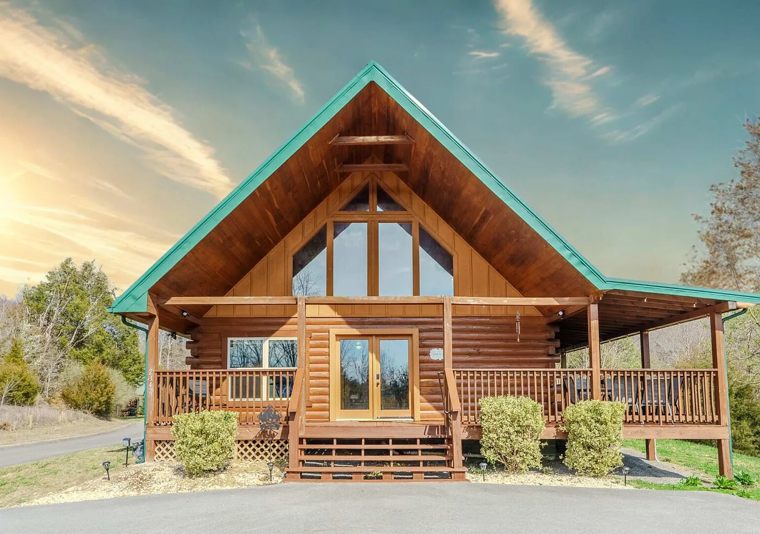 Cabin w/Hot Tub Mtn View Game Loft Sleeps 9 — Photo 2