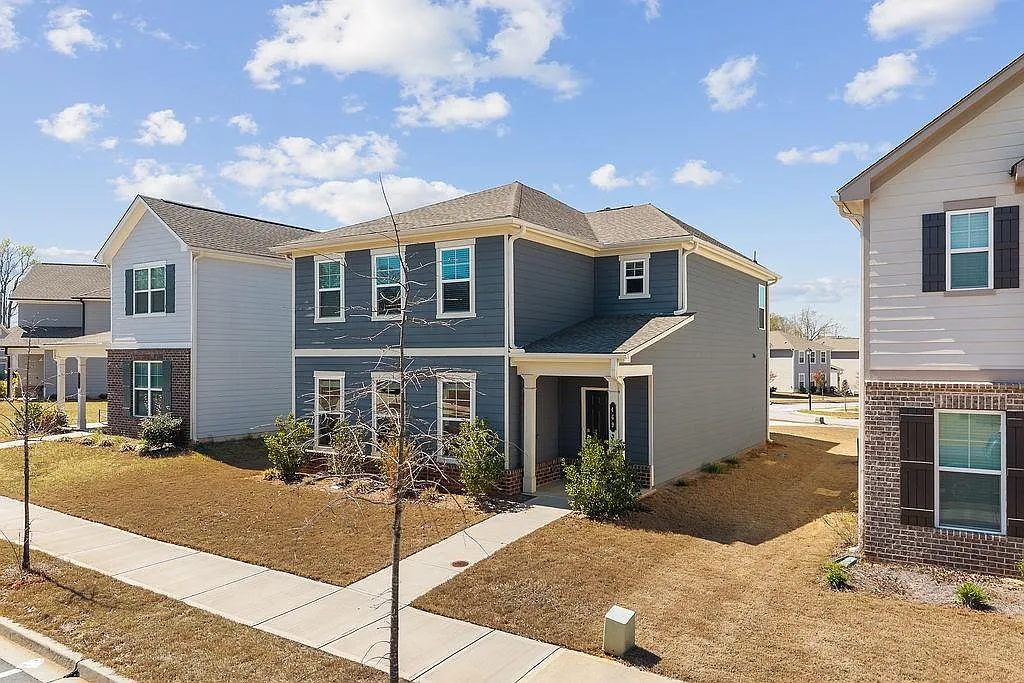 4 bed, 2.5 bath, 2330 sqft, $2,300 — Photo 3