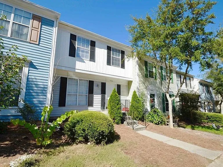 1804 Queen Anne Ct — Photo 1