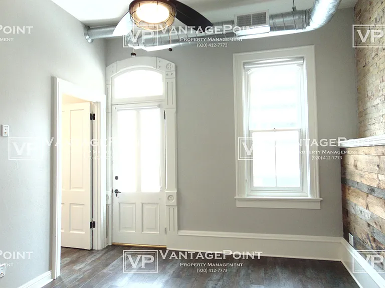 121-123 W Wisconsin Ave #121-1/2 — Photo 11