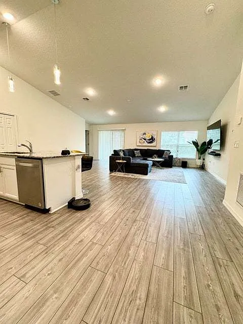 3 bed, 2.0 bath, 2060 sqft, $2,250 — Photo 2