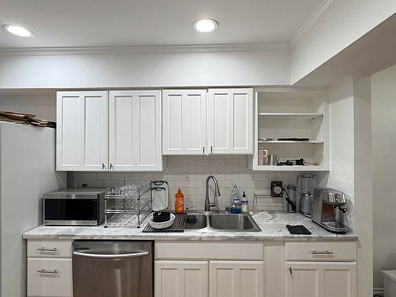 5th image of 1015 N Kings Rd APT 309