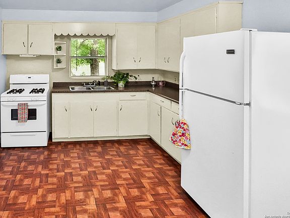 3rd image of 804 N Guadalupe St