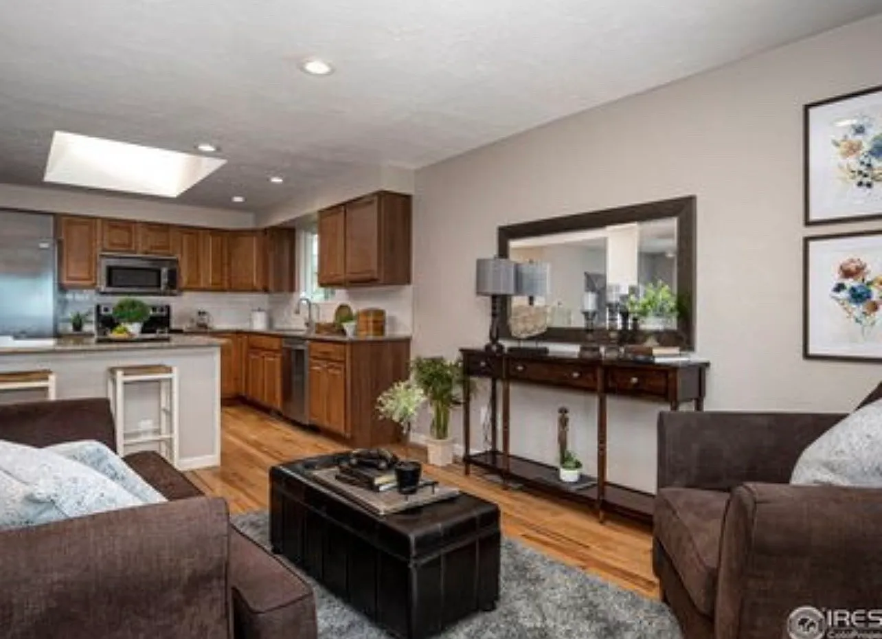 5 bed, 2096 sqft, $2,800 — Photo 2