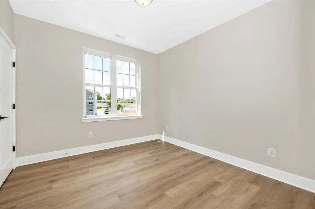 206 Broadway St, room 6 — Photo 3