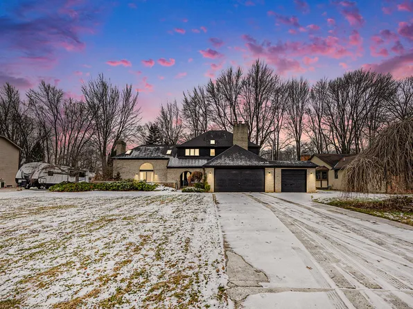 27110 Hickory St, Harrison Township, MI 48045