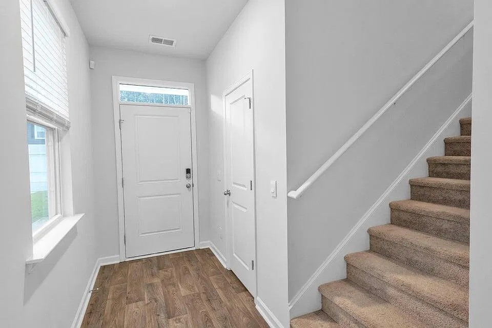 5 bed, 3.5 bath, 2404 sqft, $2,550 — Photo 2