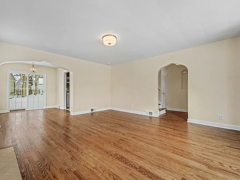 303 Wesley St — Photo 7