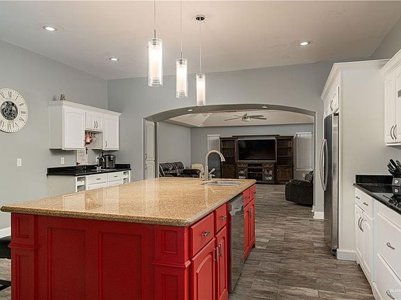 5th image of 1012 Thornwood Dr