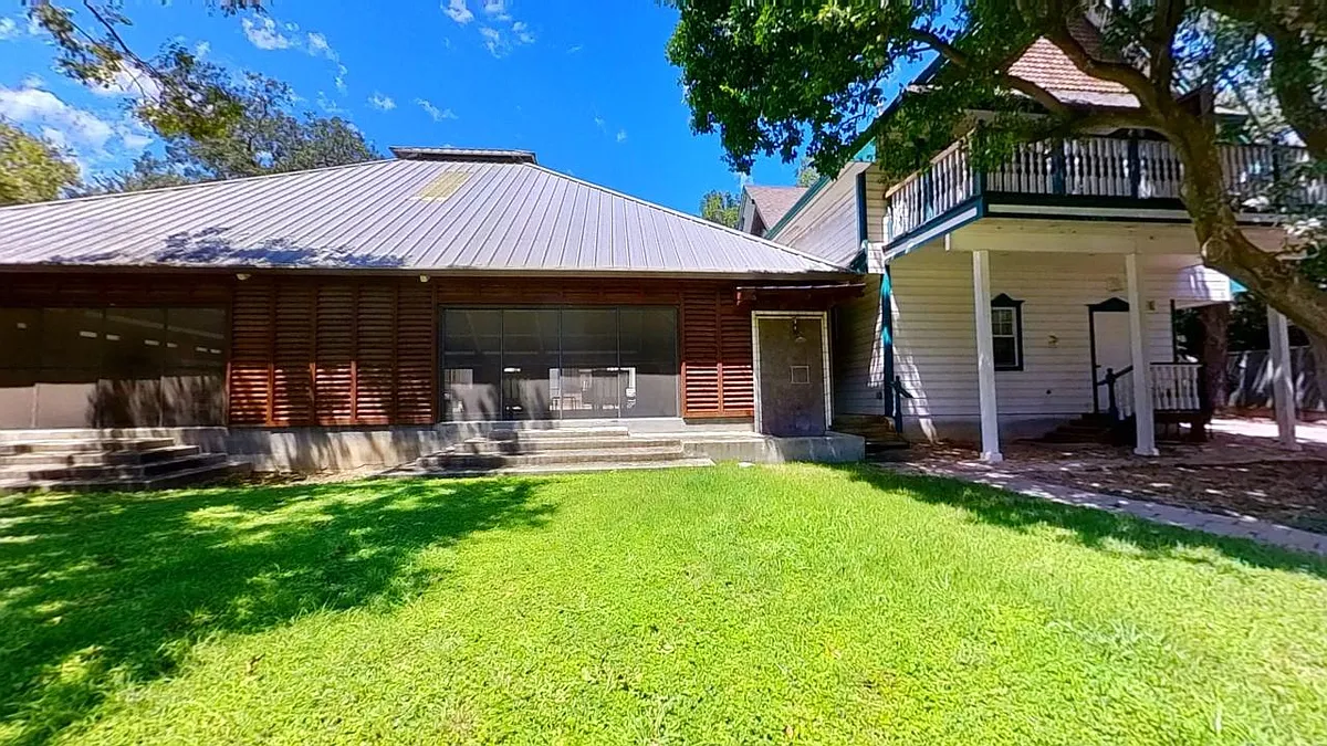 Building Photo - 433 W San Antonio St #C