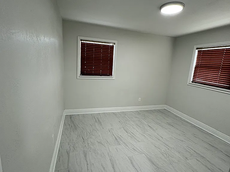 2403 Gresham Dr — Photo 14