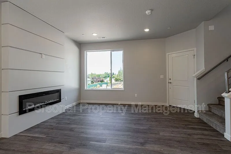 4 bed, 2.5 bath, 1660 sqft, $2,795 — Photo 2