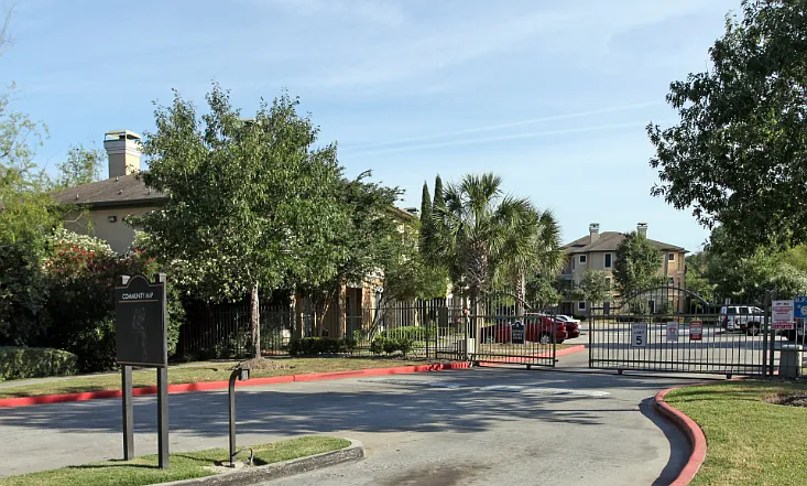 832 W Greens Rd — Photo 4