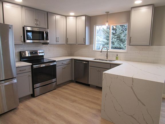 3rd image of 1014 Red Oak Dr