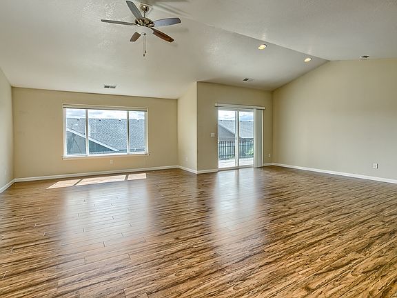3rd image of 931 Crystal Dr
