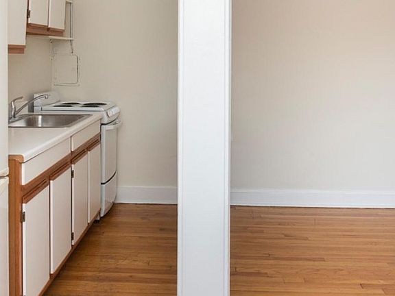 3rd image of 3345-47 N Marshfield Ave #401