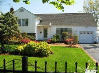 29 Lighthouse Rd, Babylon, NY 11702