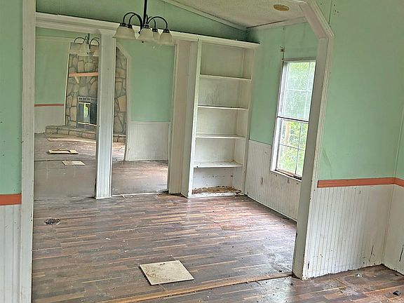 4th image of 375 State Line Rd