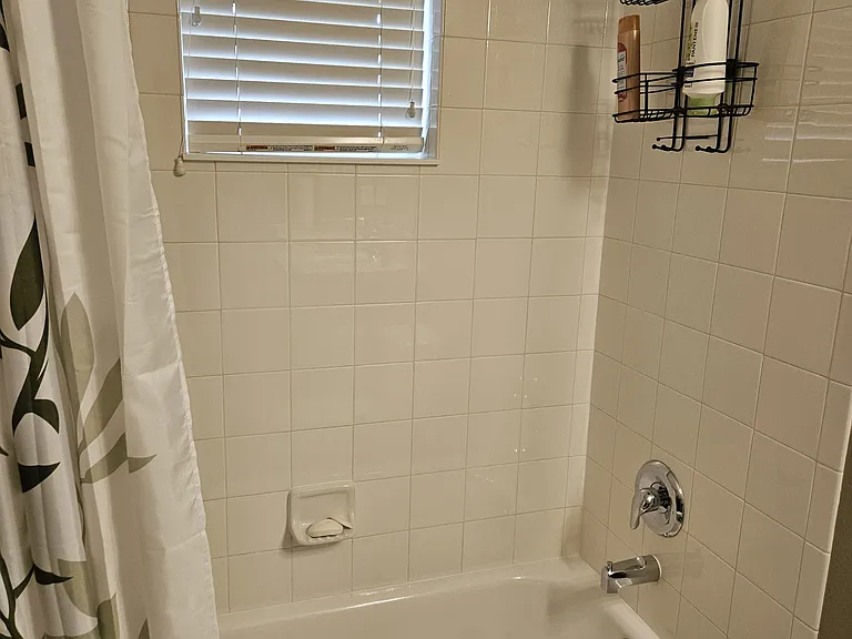 Shower/tub combo in second bedroom