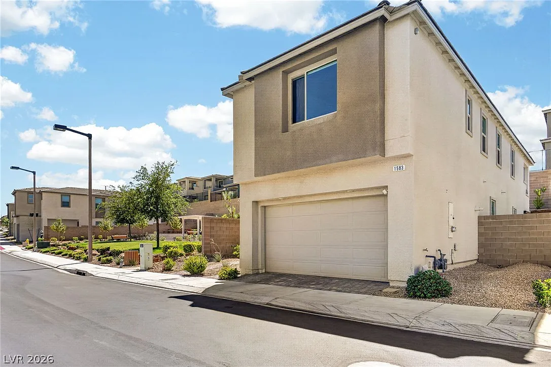 5 bed, 3.0 bath, 2460 sqft, $3,550 — Photo 2
