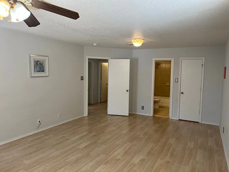 15 McLennan Oak — Photo 13