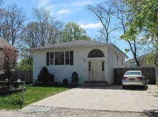 8 Spruce St, Bay Shore, NY 11706