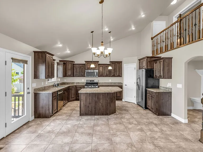 1377 S 4300 W — Photo 6