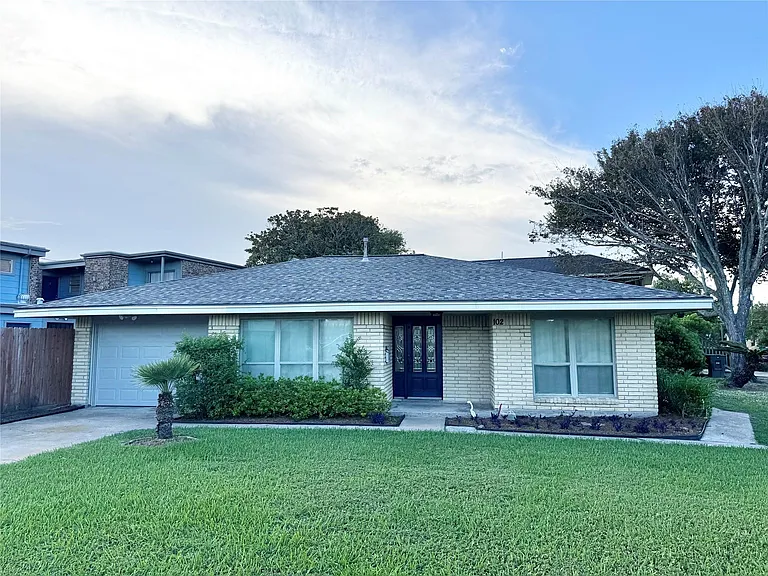 102 Mechanic St — Photo 1