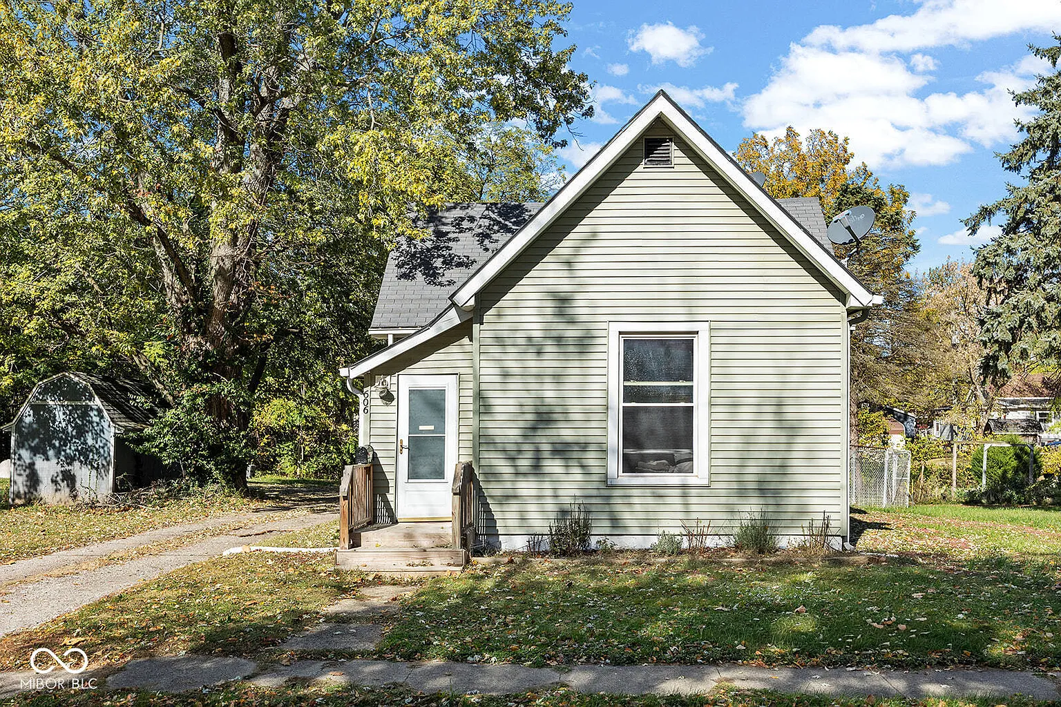 606 E Chestnut St photo 1