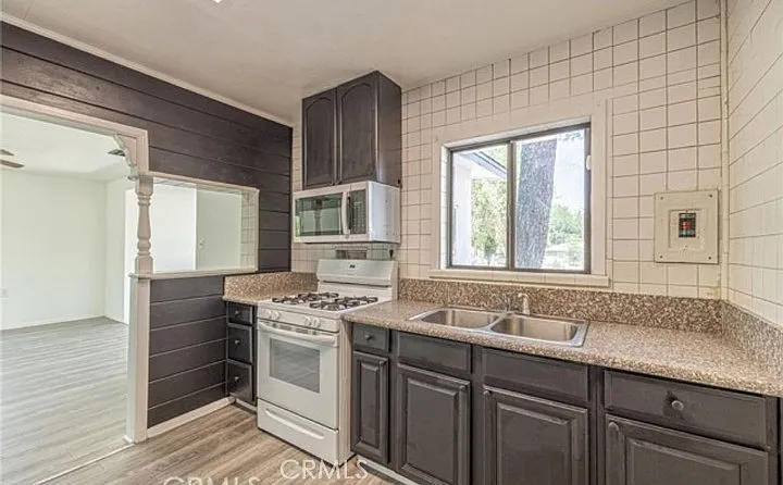 1024 W Newgrove St — Photo 6