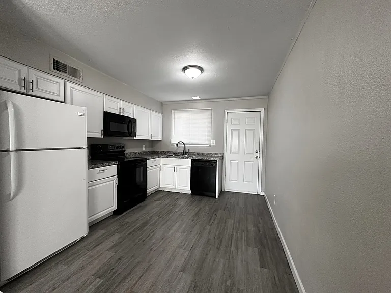 416 W 12th St #8 — Photo 17