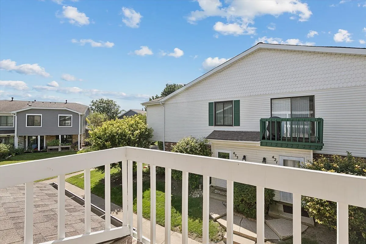 3 bed, 1125 sqft, $2,500 — Photo 3