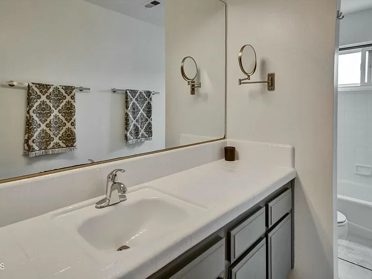 508 Village Rd — Photo 23