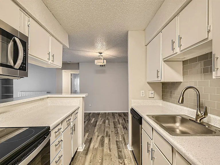 500 Tish Circle #405 - Web Quality - 006 - 11 Kitchen