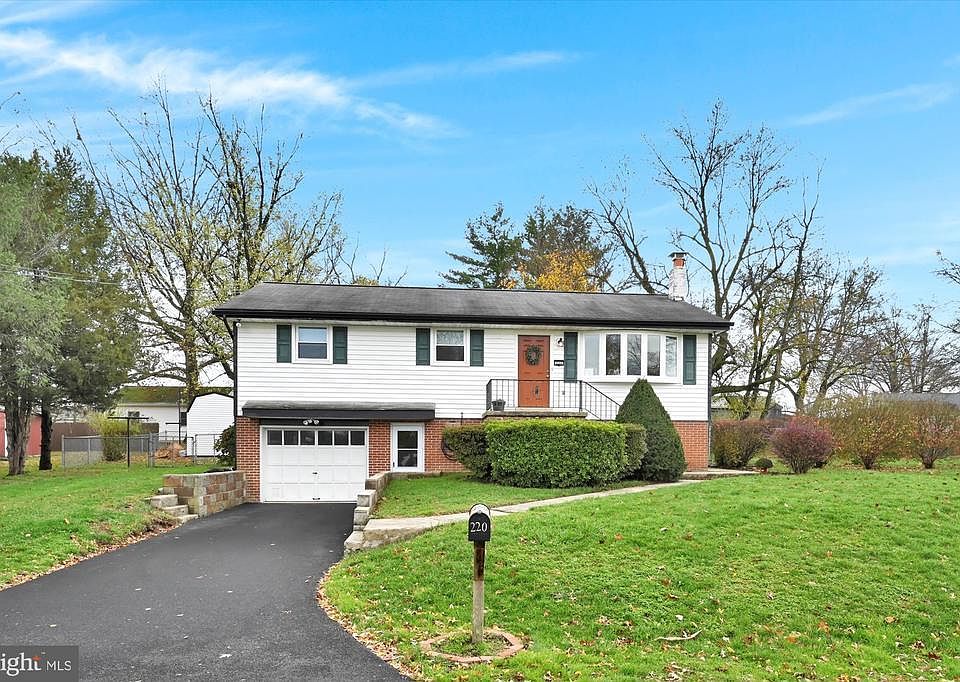 1st image of 220 Hilltop View Way