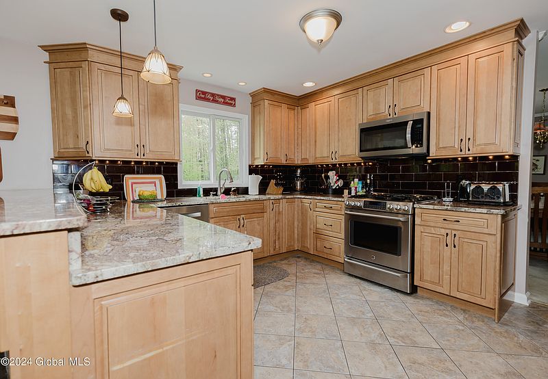 4th image of 785 Red Oak Drive