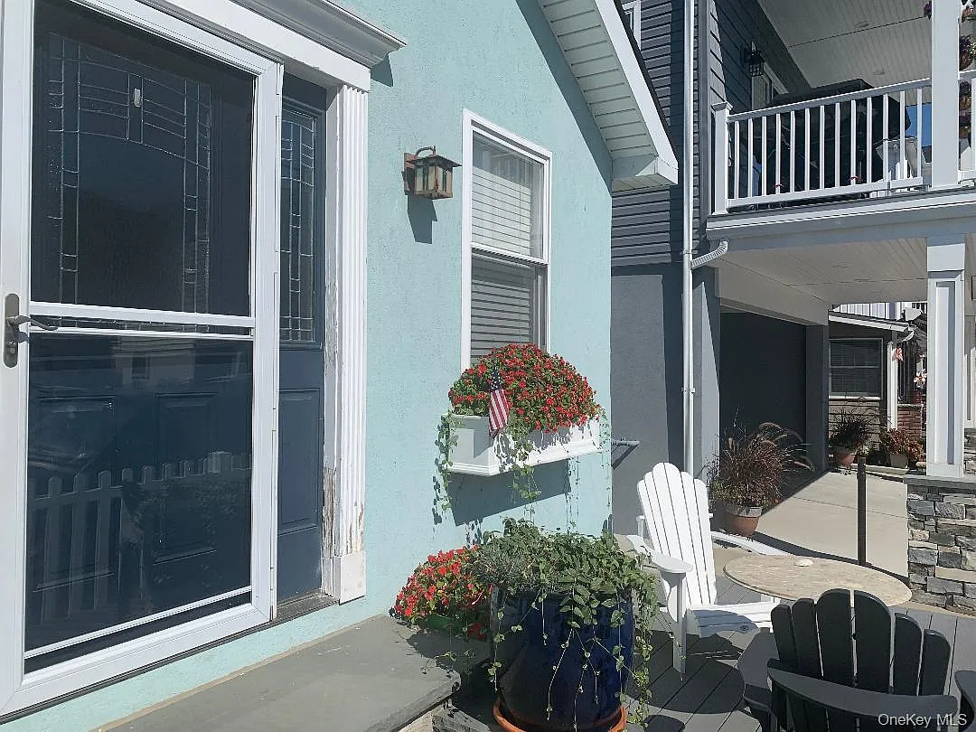 2 bed, 1.0 bath, 1100 sqft, $3,200 — Photo 2