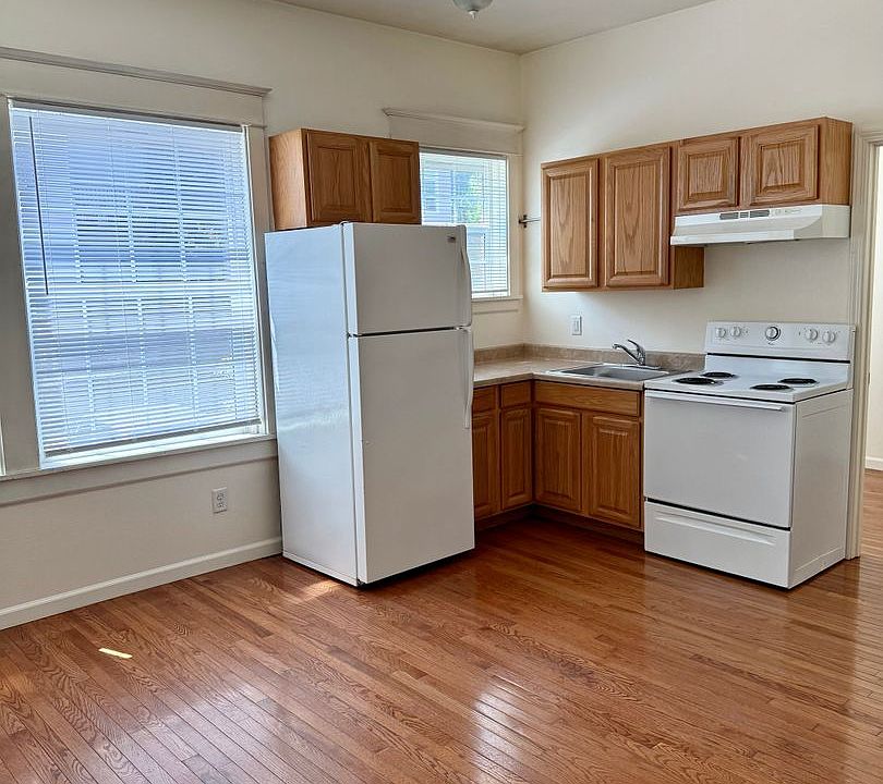 1st image of 2404 N Vancouver Ave #7